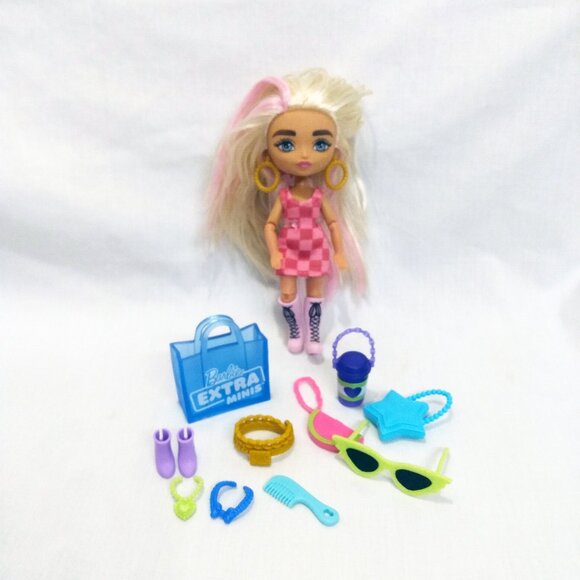 Barbie Extra Minis Boutique with One Mini Barbie & Some Accessories - Picture 3 of 16